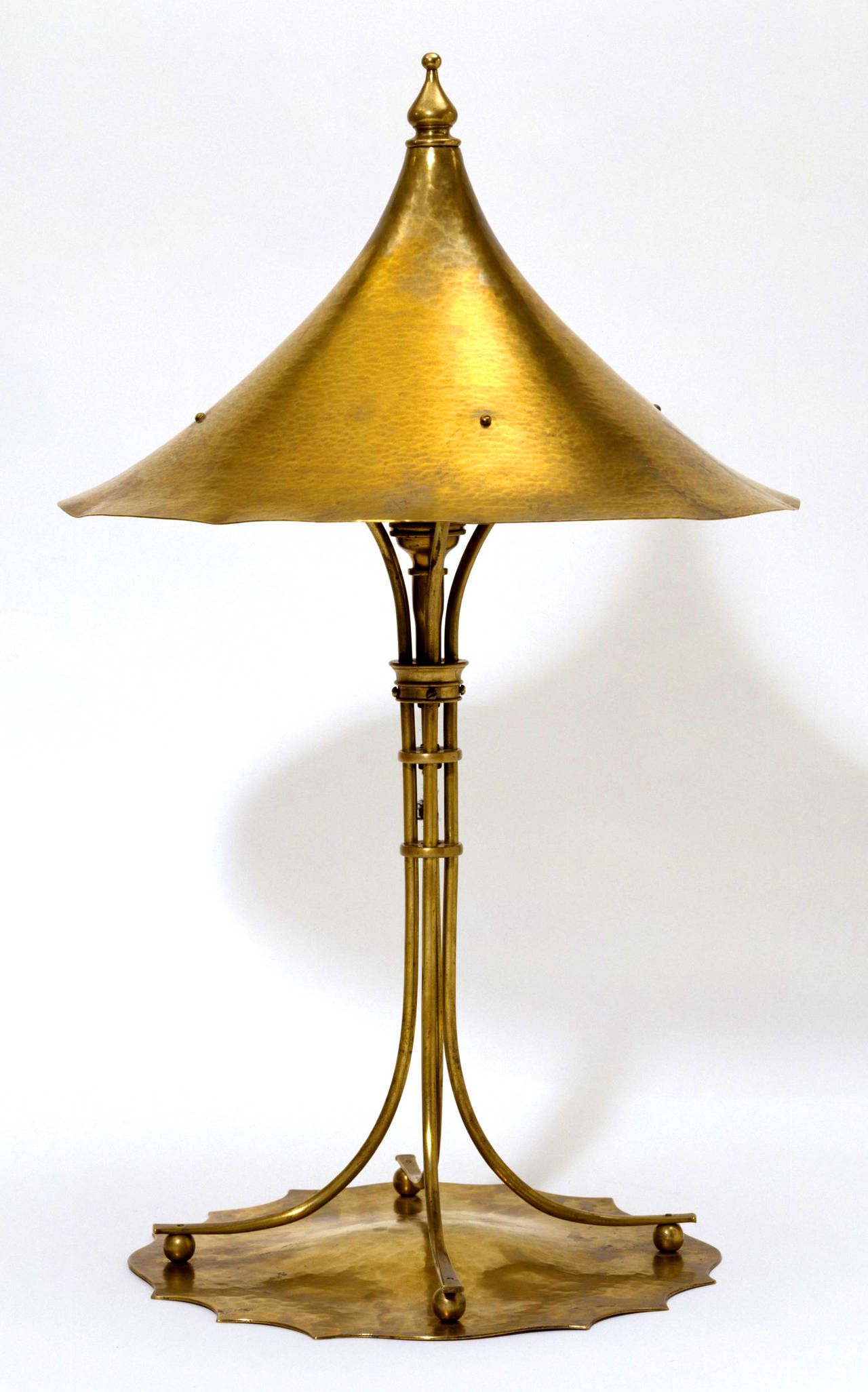 Arthur Stansfield Dixon tarafından tasarlanan, Birmingham Guild of Handicraft tarafından yapılan lamba, 1893, Birmingham, İngiltere