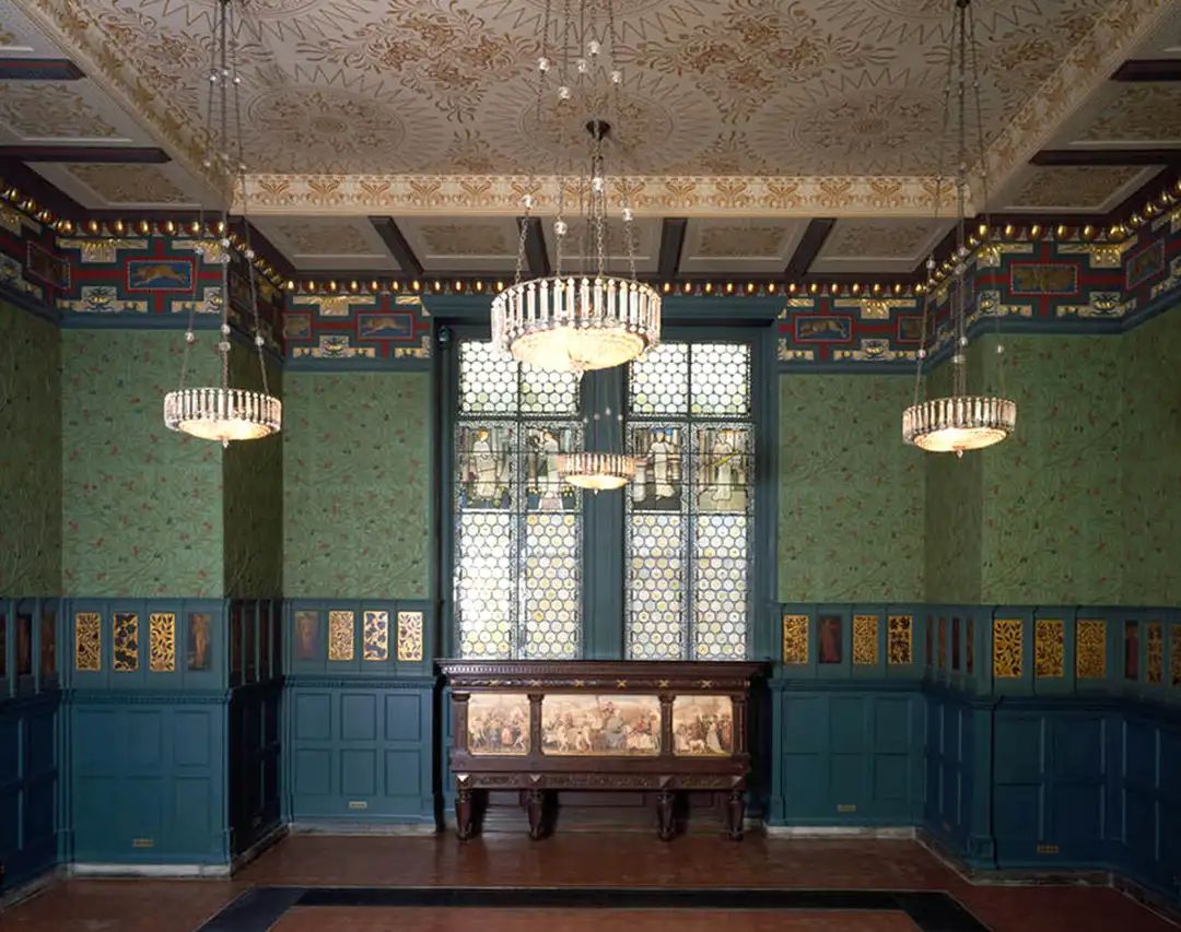 The Green Dining Room veya The Morris Room. William Morris, Philip Webb ve Edward Burne-Jones, tarafından üretilmiştir. Victoria and Albert Museum, Londra
