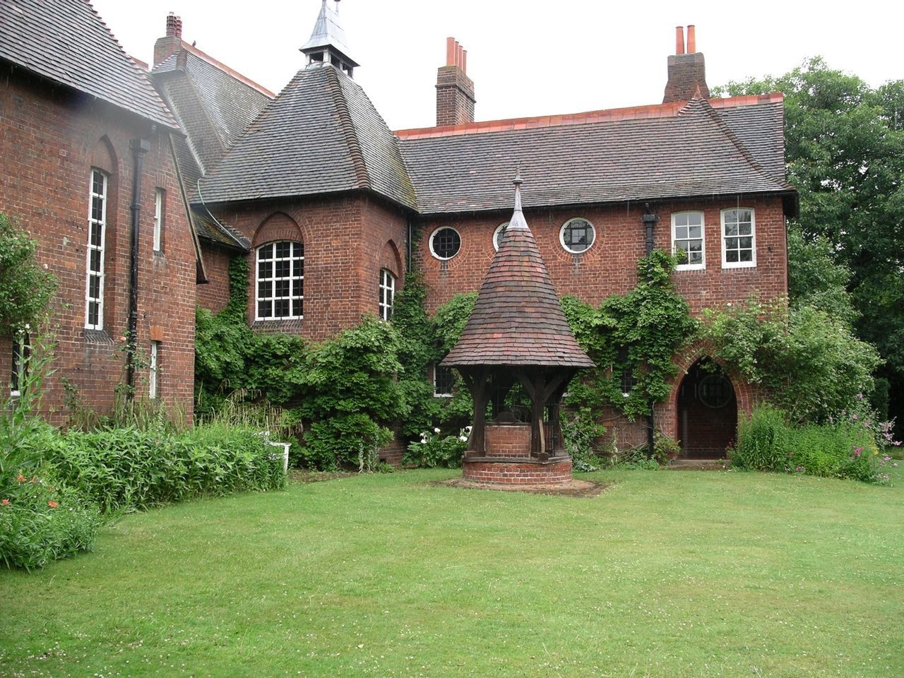 Philip Webb tarafından tasarlanan ve 1860’ta tamamlanan, Bexleyheath’teki William Morris’in Red House’u; Arts and Crafts hareketinin en önemli yapılarından biridir.