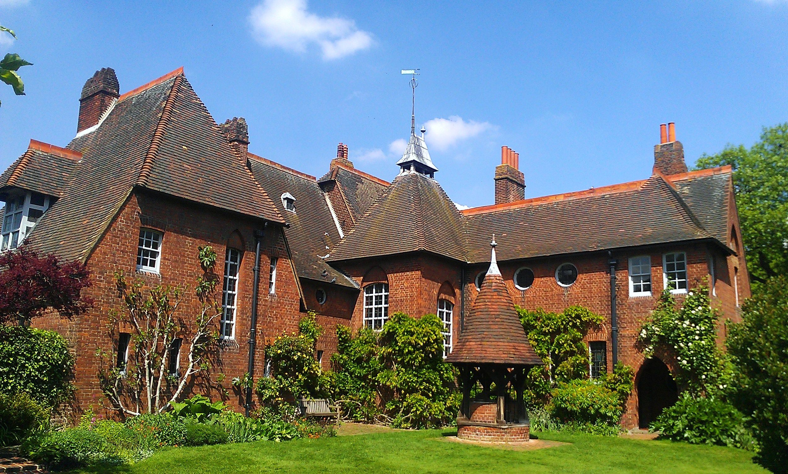 Bexleyheath’deki Kırmızı Ev (Red House); şimdi The National Trust’a ait ve ziyaretçilere açık