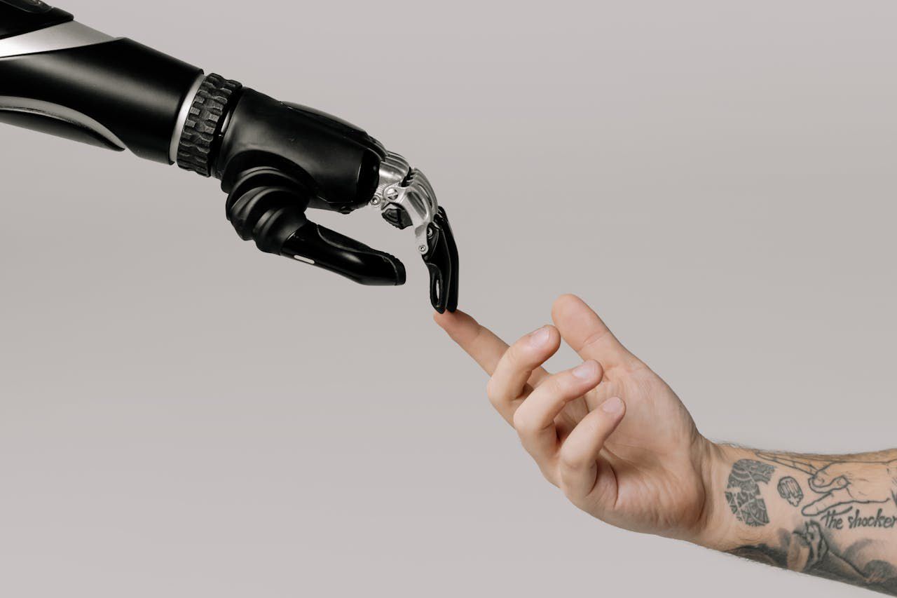 İnsan ve robot el ele - Teknolojinin insanlığa faydası